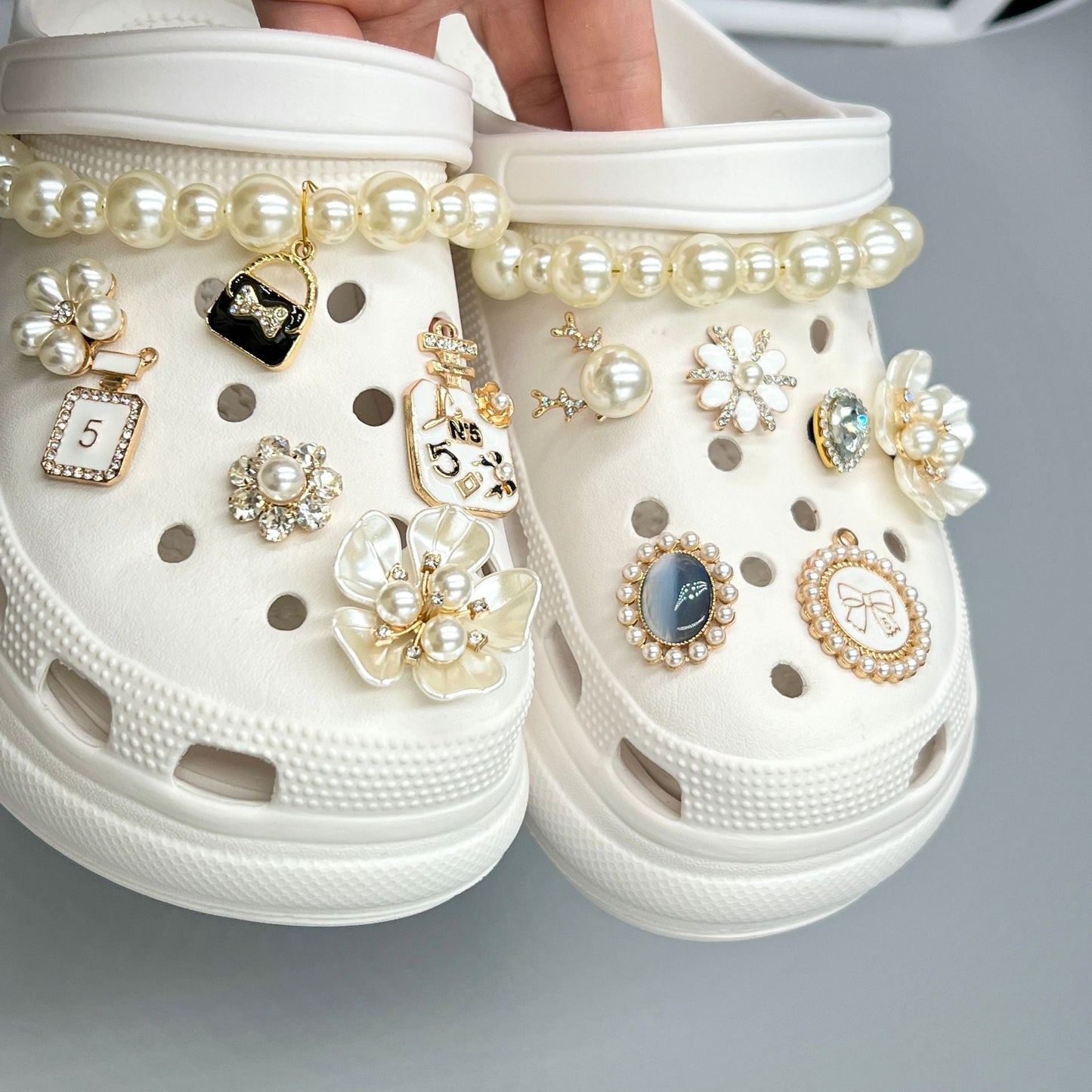 A set of Crystal Shoe Charms Fits Fashion Decoration For Clog Shoes Artificial Diamond Bling Chain Artificial Jewelry Accessories; Crocs Decoration
