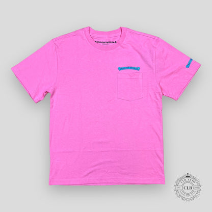 CHROME HEARTS SCROLL LOGO POCKET T-SHIRT - PINK / BLUE
